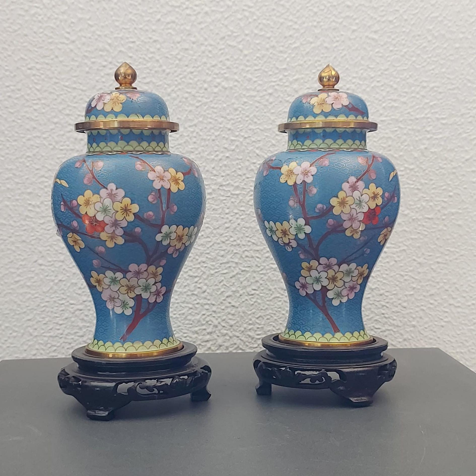 七宝焼きの中国製大型蓋付き花瓶（木製の台座付き）のペア。 - Etsy 日本