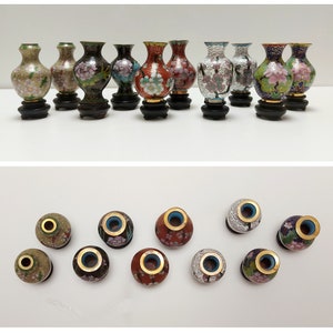 Set vintage cinese di 10 mini vasi smaltati in Cloisonné con base in legno. Manifattura cinese anni '80