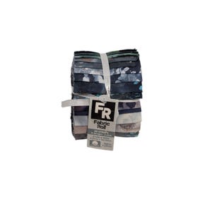 Puede incluir: Un rollo de tela con 20 tiras en 10 diseños, cada una de 6,35 cm x 106,4 cm. Las tiras de tela son en tonos de azul, gris y blanco con estampados florales. El rollo está atado con una cinta blanca.