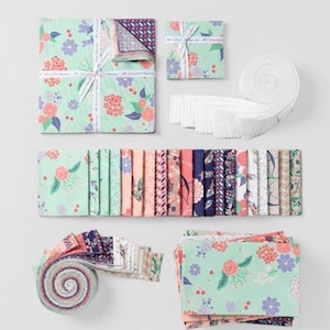 Puede incluir: Un conjunto de cuadrados de tela con un patrón floral sobre un fondo verde con acentos rosas, blancos y azules. Los cuadrados de tela están dispuestos en una cuadrícula y se acompañan de un rollo de tela, una pila de cuadrados de tela y un paquete de tiras de tela.