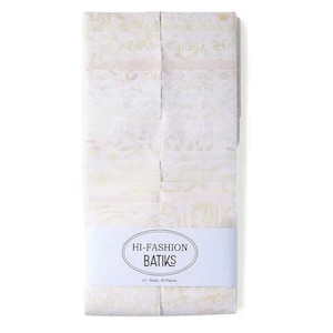 Puede incluir: Una pila de 20 tiras de tela blanca con un sutil patrón batik rosa y amarillo. La tela está etiquetada como "Hi-Fashion batiks".