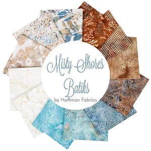 Puede incluir: Una colección de 12 cuadrados de tela en una variedad de patrones batik azules, marrones y blancos. Los cuadrados de tela están dispuestos en un círculo alrededor de un círculo blanco con el texto "Misty Shores Batiks by Hoffman Fabrics".