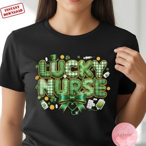 Puede incluir: Camiseta negra con un diseño del Día de San Patricio. El gráfico presenta las palabras "LUCKY NURSE" en verde, con un patrón de cuadros. El diseño incluye un lazo verde, tréboles y elementos médicos.
