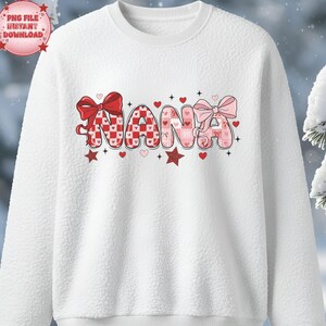 Peut inclure: Sweat-shirt en polaire blanc avec le mot "NANA" dans un design de la Saint-Valentin. Les lettres sont décorées de nœuds, de cœurs et d'étoiles. Le sweat-shirt a une surface texturée et un col rond.