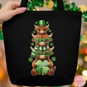 Può includere: Borsa tote nera con un design impilato di tre mucche delle Highlands dei cartoni animati. Le mucche indossano occhiali verdi, una sciarpa verde e bianca e tengono un trifoglio verde a quadri. Un cappello verde e trifogli completano il tema di San Patrizio.