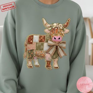 Peut inclure: Une tasse en céramique blanche avec une anse noire et le texte "But First, Coffee" en noir, dans une police manuscrite. La tasse est posée sur une surface blanche.