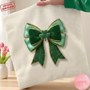 Peut inclure: Un coussin crème avec un grand nœud vert orné d'un trèfle et de motifs écossais. Le nœud est bordé d'or et est fait d'un matériau satiné. Les mots "INSTANT DOWNLOAD" sont dans un encadré rouge.