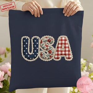 Peut inclure: Sac fourre-tout bleu marine avec le mot "USA" dans un motif patchwork. Les lettres présentent un motif étoilé, un imprimé floral et du vichy rouge et blanc. Le sac a un bord festonné et les mots "TÉLÉCHARGEMENT INSTANTANÉ" sont dans le coin supérieur gauche.