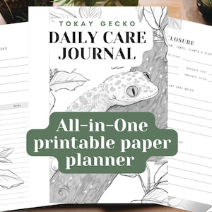 Puede incluir: Un diario de cuidado diario imprimible para geckos Tokay. El diario tiene secciones para la limpieza, la alimentación y la información sobre el recinto. También incluye una sección para notas de cuidado de las plantas. El diario presenta una ilustración en blanco y negro de un gecko Tokay en una rama.