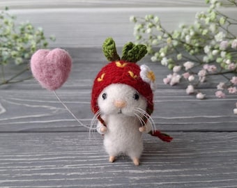 Souris miniature en feutre portant un chapeau, souris en feutre