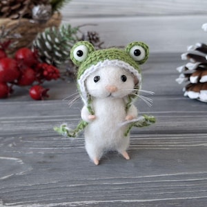 Souris en feutre aiguilleté, figurine miniature d'une souris dans un chapeau