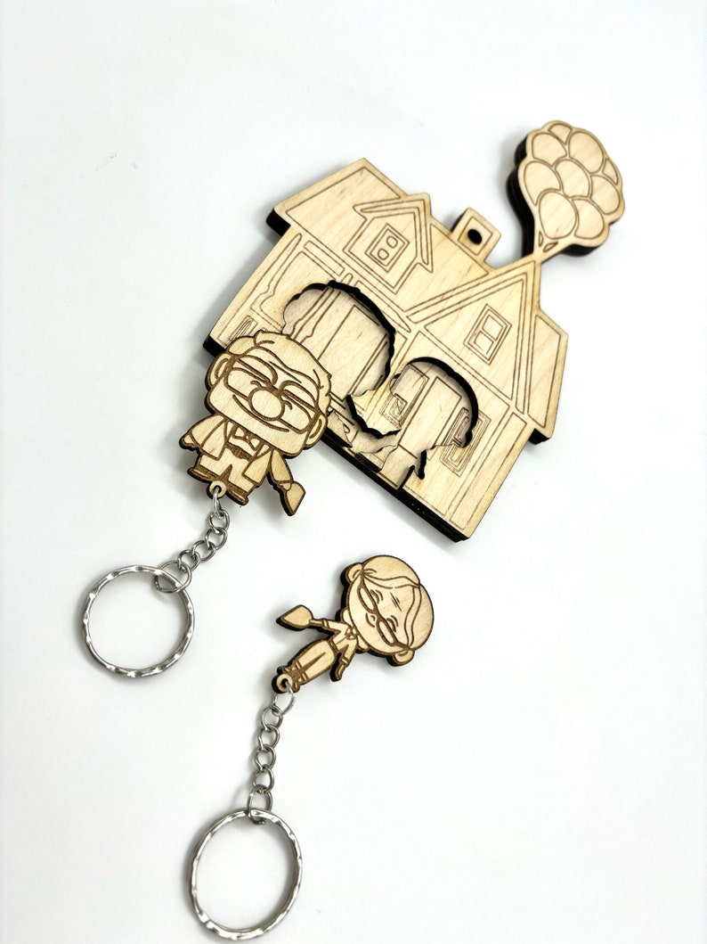 Wandmontierter Schlüsselhalter mit Carl und Ellie-Schlüsselanhängern von Disney Pixar Up Pack completo