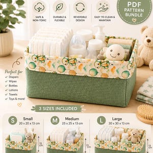 Puede incluir: Una cesta de almacenamiento rectangular con un exterior texturizado de color verde oscuro y una tela interior clara con un estampado de tortugas y globos. La cesta contiene artículos para bebés, incluyendo pañales, biberones y un peluche.