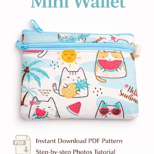 Può includere: Mini portafoglio bianco con doppia cerniera, con un motivo di gatti dei cartoni animati con occhiali da sole, anguria e ananas. Il portafoglio ha una cerniera e un bordo blu. Il testo "Hello Summer" è visibile.