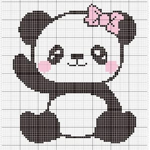 Könnte beinhalten: Ein schwarz-weißes Pandabärchen mit einer rosa Schleife auf dem Kopf. Der Panda hat einen süßen Gesichtsausdruck mit rosa Wangen und schwarzen Augen.