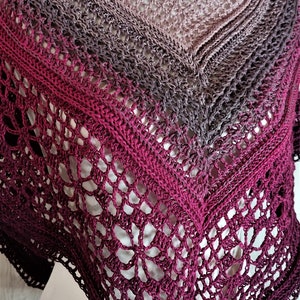 Peut inclure: Un châle fait main aux tons de rose, de violet et de gris. Le châle tricoté présente un effet dégradé, passant du rose clair en haut au violet foncé en bas. Le motif ajouré ajoute une touche délicate à cet accessoire confortable.