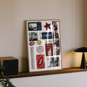 Peut inclure: Un collage encadré avec des photos, une étoile rouge et les mots "i love you" et "Lucky is to have you." Le collage comprend une carte Uno rouge et une pièce d'or. Le cadre est exposé sur une étagère en bois.