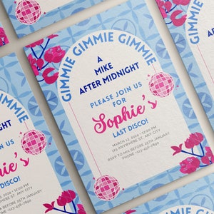 Puede incluir: Una invitación azul y blanca con detalles florales rosas. La invitación dice "Gimme Gimme A Mike After Midnight Please Join Us For Sophie's Last Disco!" con la fecha y hora del evento, 13 de marzo de 2024 a las 12:00 PM, y la ubicación, 123 Anywhere St. Any City. La invitación también incluye un número de teléfono para RSVP, 123-456-7800.