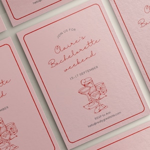 Puede incluir: Invitación rosa con borde rojo. La invitación dice "Join us for Claire's Bachelorette weekend 15-17 September". Un dibujo de cócteles está en la esquina inferior derecha. La información de RSVP está en la parte inferior de la invitación.