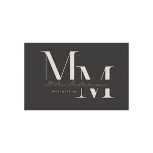 Könnte beinhalten: Ein Firmenlogo auf dunklem grauem Hintergrund. Das Logo zeigt die Buchstaben "M" und "V" in einer stilisierten, eleganten Schriftart. Der Name "Max Mustermann" ist kursiv geschrieben, und das Wort "Mustershop" steht darunter.