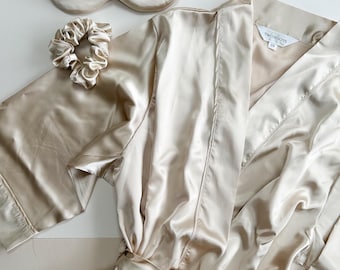 Bata de satén color champán