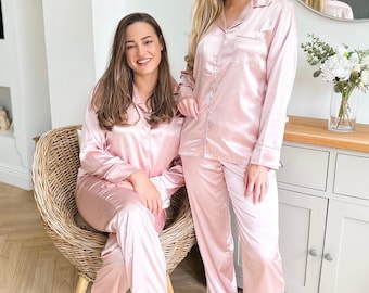 Pijama de satén rosa empolvado: Conjunto de ropa de estar por casa para novias