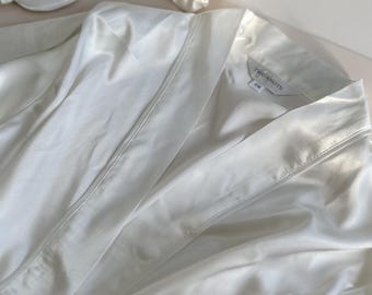 Bata de satén color marfil