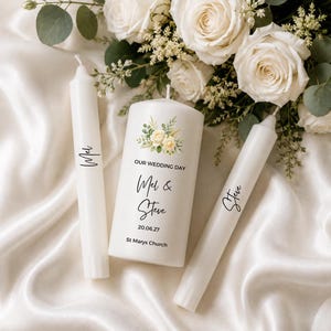Gepersonaliseerde trouwkaarsenset | Namen en datum op maat | Elegant trio van ceremoniekaarsen | Onze trouwdag | Bloemenarrangement | Geurloos