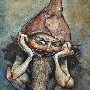 以下が含まれることがあります： いたずらっぽい表情をしたノームの水彩画です。彼は茶色のとがった帽子をかぶり、長い白いひげを生やしています。ノームはあごに手を置き、鑑賞者を見つめています。背景は青と緑の水彩で描かれています。