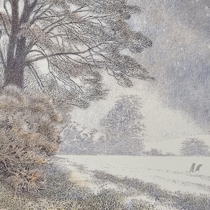 Op de afbeelding: Een zwart-witte tekening van een boom met kale takken in een besneeuwd veld onder een sterrenhemel.