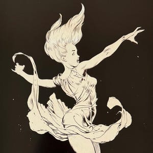 Peut inclure: Illustration en noir et blanc d'une femme en robe fluide, les bras tendus et les cheveux relevés. L'œuvre d'art a un style de bande dessinée, avec une pose dynamique et une sensation de mouvement.