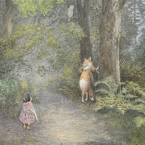 Puede incluir: Ilustración de una escena de bosque con un sendero. Un zorro está de pie cerca de un árbol, frente a una niña con un vestido rosa. Un búho está posado en un árbol. La obra de arte tiene un estilo de libro de cuentos vintage.