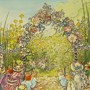 Puede incluir: Una pintura de acuarela de una ceremonia de boda para ratones. Los ratones están vestidos con atuendos formales y se reúnen bajo un arco floral. La escena está ambientada en un jardín con hierba verde y flores amarillas.