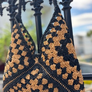 Natürliche und schwarze Häkeltasche, handgemachte Boho-Tasche, zweifarbige Motiv-Geldbörse, Schulter-Tulpen-Strohtasche, gestrickte Mosaik-Einkaufstasche, Muttertagsgeschenke