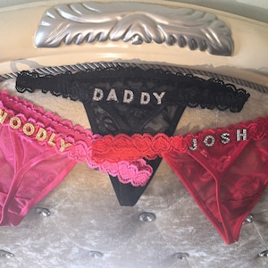 Tanga personalizada con dijes dorados, Tanga con dije personalizado con cualquier nombre, regalo para parejas, ropa interior con letras de diamantes