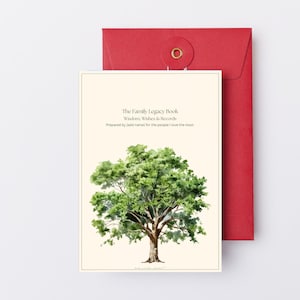 Peut inclure: Un livre couleur crème intitulé The Family Legacy Book: Wisdom, Wishes & Records, Prepared by [add name] for the people I love the most, avec une illustration aquarelle d'un arbre vert, placé devant une enveloppe rouge.