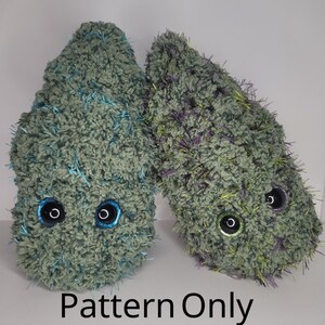Pode incluir: Duas figuras de pelúcia em crochê verde-sálvia, felpudas, com olhos grandes, redondos e escuros. A figura da esquerda tem fibras azuis, enquanto a da direita tem fibras roxas e amarelas. O texto "Pattern Only" aparece na parte inferior.