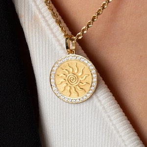 Collar de sol con diamantes en oro de 14 quilates: Medallón con símbolo antiguo