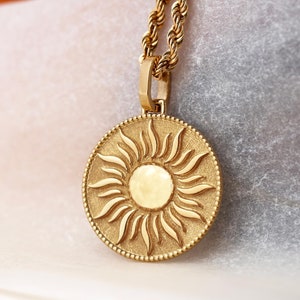 Collar con medallón solar de oro macizo de 14 quilates: colgante de sol celestial