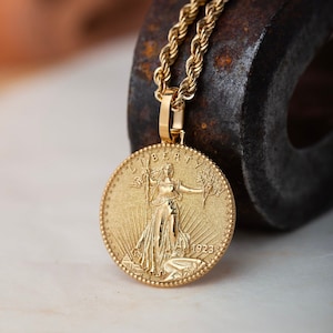 Collar con colgante personalizado de la moneda American Eagle Liberty en oro de 14 quilates