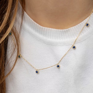 Collier ras du cou en or 14 carats et saphirs : breloque multi-pierres