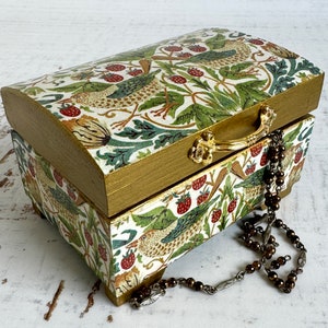 Kleine houten kist geïnspireerd op William Morris Strawberry Thief, decoupage en handgeschilderd sieradendoosje Cadeau voor vrouwen