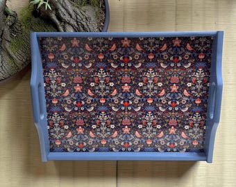 Handmålad träbricka, William Morris jordgubbstjuvdesign, handgjord heminredning
