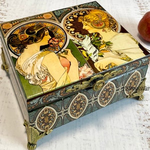 Handgjord telåda i jugendstil med Alphonse Mucha-motiv: Förvaring av prydnadssaker i trä (4 fack)