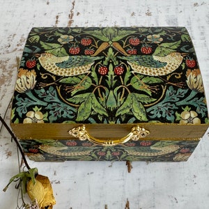 Vintage-geïnspireerde sieradendoos met handgeschilderd William Morris-ontwerp - The Strawberry Thief - uniek cadeau voor haar, elegant cadeau voor vrouwen