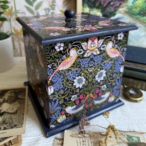 Caixa de Lembranças de Casamento William Morris Strawberry Thief, Caixa de Memórias Decorativa, Decoração Cottagecore, Presente de Madeira Feito à Mão