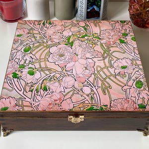 Alphonse Mucha Peonies Große Teebox mit 12 Fächern, Schmuckbox aus Holz, Geburtstagsgeschenk für Frauen