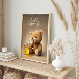 Junge Kinderzimmer Druck, niedlicher Bär mit Honig, Waldtier, Braunbär Druck, Spielzimmer Wandkunst, Minimalistische Baby Zimmer Dekoration, DIGITAL DOWNLOAD