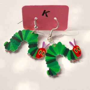Boucles d'oreilles Very Hungry Caterpillar boucles d'oreilles pendantes kidcore idée cadeau drôle petite amie y2k nostalgie enfance livre boucles d'oreilles pendantes livre pour enfants enfance