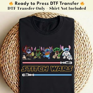Puede incluir: Camiseta negra con un dise&ntilde;o de "Stitch Wars" que muestra personajes de dibujos animados disfrazados. El dise&ntilde;o incluye l&iacute;neas rojas y azules similares a sables de luz y el texto "STITCH WARS". Es una transferencia DTF.